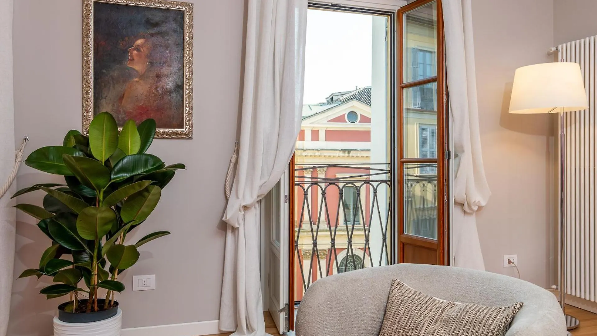 Luxurious & Spacious Flats In Duomo Milan