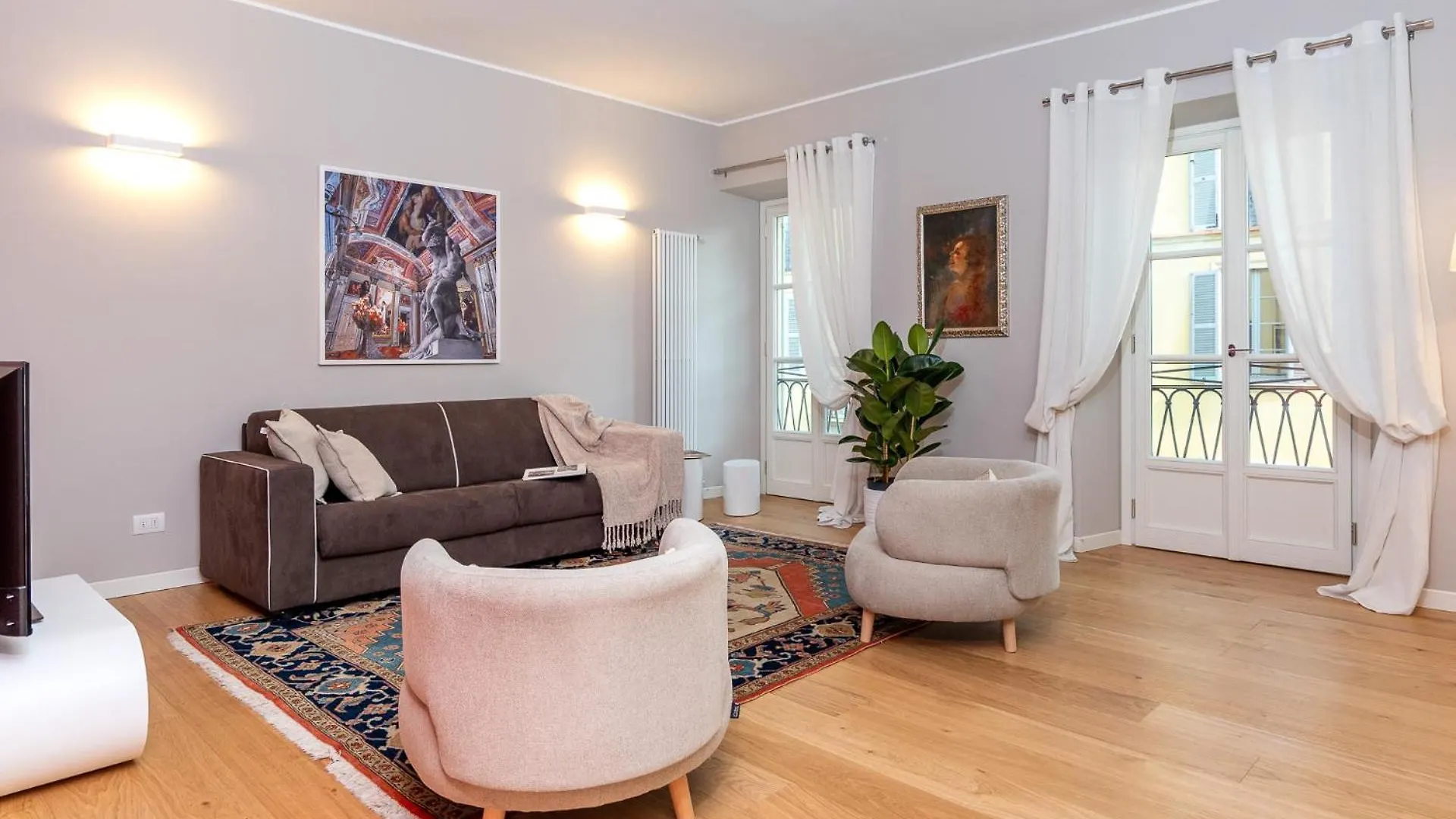Luxurious & Spacious Flats In Duomo Milan Apartment