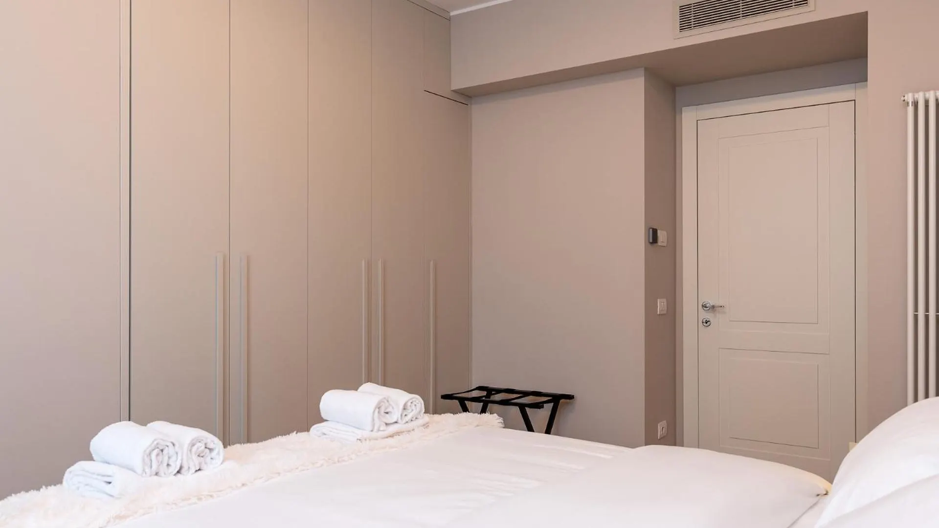 Apartment Luxurious & Spacious Flats In Duomo Milan