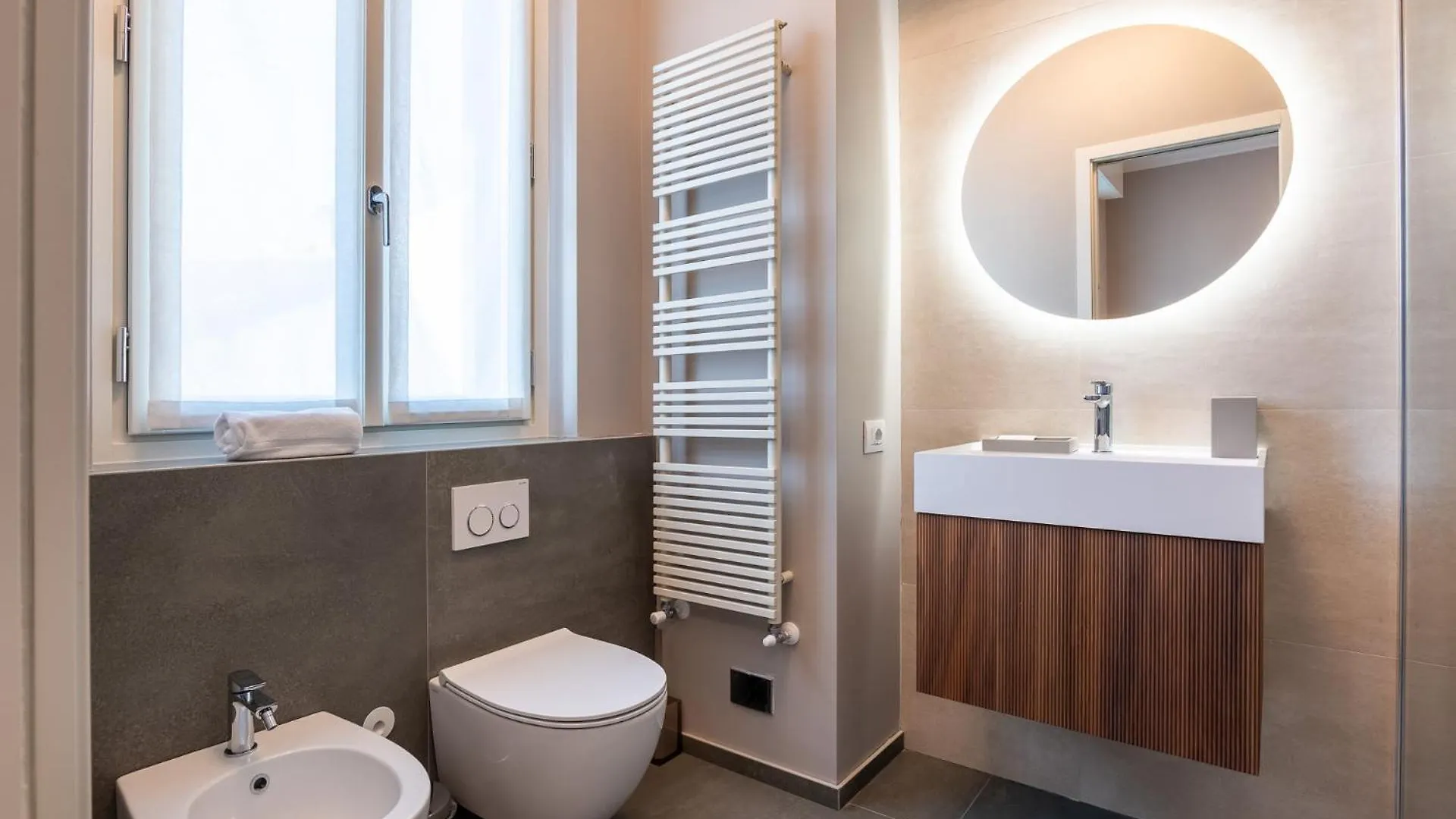 Apartment Luxurious & Spacious Flats In Duomo Milan Italy