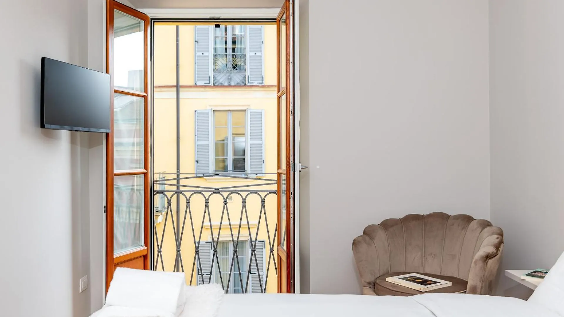 Luxurious & Spacious Flats In Duomo Milan Apartment